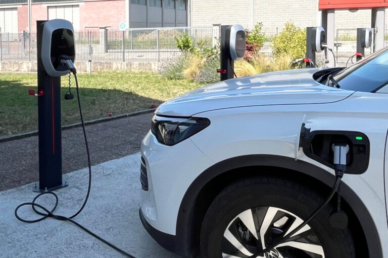 Linea Energy di DKC: soluzioni coordinate per una mobilità elettrica senza compromessi